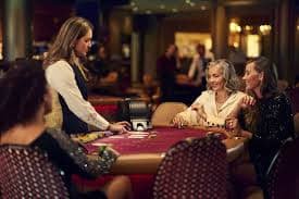 Live dealer dengan kamera berkualitas tinggi Studio live dealer Game Unggulan dengan multi-kamera menampilkan permainan blackjack dan roulette
